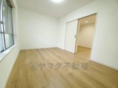 明るい洋室です。ナチュラル色のフローリングで開放的な優しい雰囲気になっています＾＾ベッドや机、ＴＶを置いてもゆとりのある広さです。