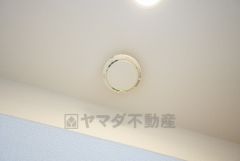 火災による煙や熱を感知して、警報音やブザー等で火災の発生を知らせてくれる火災警報器。