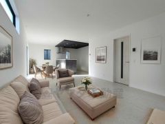 家具はイメージです。リビングは広々とした設計で、家族が集い、寛ぐ暮らしの空間を演出しています。思い思いの時間を過ごしたり、家族みんなで食事をしたり、素敵な団らんの場になりますね。