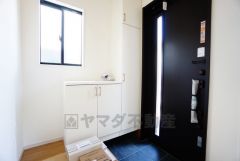 採光も考えられた明るい玄関です。