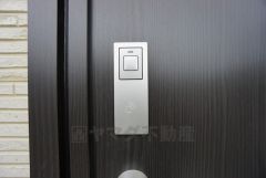万が一落としてしまっても町の鍵屋さんなどでは簡単に合鍵を作ることができないので、防犯性が高く安心です。