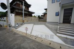 駐車スペースはゆとりある4台分を確保。マイカー用に、お客さま用に、余裕を持ってご利用いただけます。