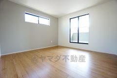 ご夫婦お二人のプライベートシーンを演出する寝室は、大容量のウォークインクローゼット付き。