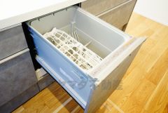 食事の後の手間を解消する食器洗い乾燥機付。冬場の洗い物で手荒れの悩みもなくなります。手洗いよりも節約できて便利。