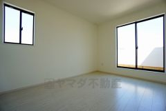 同仕様写真。寛ぎの時間を紡ぎだす主寝室は、大型ベッドを置いても余裕の広さを確保しています。