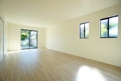 大きな掃き出し窓のあるリビングは、陽光あふれる明るい空間です。ゆったりと寛げる憩いの場となりそうです。