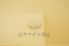火災による煙や熱を感知して、警報音やブザー等で火災の発生を知らせてくれる火災警報器。