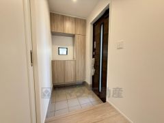 たっぷり収納できるシューズボックスです。家族全員の靴がきれいに整頓できます。棚の上にお花や写真を飾っても良いですね。