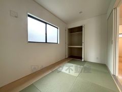 リビングからの続き間として和室をご用意しました。普段はリビングとつなげて開放的なスペースとして、来客時には客間としてお使いいただけます。