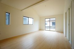 大きな掃き出し窓のあるリビングは、陽光あふれる明るい空間です。ゆったりと寛げる憩いの場となりそうです。