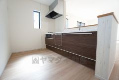 同仕様写真。リビングにいるお子様を見守りながらお料理ができる対面キッチン。カウンタートップの汚れもサッと拭き取ることができ、お掃除ラクラク＾＾