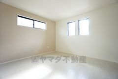 寛ぎの時間を紡ぎだす主寝室は、大型ベッドを置いても余裕の広さを確保しています。