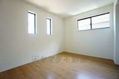 2面採光を確保した明るい室内は、風通しも良く、大変居心地の良い空間となっております。爽やかな風を感じて起きる朝は、快適生活の始まりに。