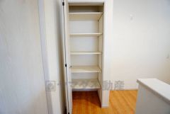 食品や飲料、調理器具を収納できるパントリー付き。週末に買いだめした食料を楽々収納できます。