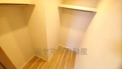 収納力豊富なウォークインクローゼット。洋服や小物などを1箇所にまとめて美しい収納を実現します。スーツケースのような大型の荷物も置けます＾＾