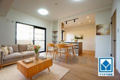 家具はイメージです。リビングは広々とした設計で、家族が集い、寛ぐ暮らしの空間を演出しています。思い思いの時間を過ごしたり、家族みんなで食事をしたり、素敵な団らんの場になりますね。