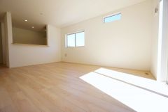 同仕様写真。家族が集まる開放的なリビング。思い思いの時間を過ごしたり食事をしたり、素敵な団らんの場になりますね＾＾