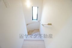 小さなお子様やご高齢の方でも安心できる、手すり付き階段。段差も低めで設定されており、安全性にも優れています。