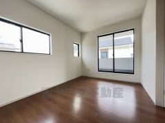 2面採光を確保した明るい室内は、風通しも良く、大変居心地の良い空間となっております。爽やかな風を感じて起きる朝は、快適生活の始まりに。
