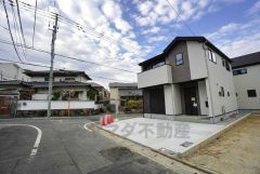 前面道路は広く、車同士がすれ違うスペースが十分にあります。落ち着いた住宅地内で快適な生活を実現してみませんか＾＾