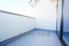 同仕様写真。陽当たりの良いバルコニーです。お洗濯やお布団干しはもちろん、日光浴スペースにも。足元は防水工事施工済です。