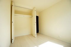 机やベッドを置いても広々とした空間です＾＾子供部屋としての利用もおすすめ。クローゼット付きなので、すっきりと整理整頓でき気持ちよく過ごせますね＾＾