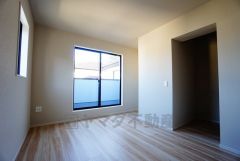 2面採光を確保した明るい室内は、風通しも良く、大変居心地の良い空間となっております。日当たりがよく、子供部屋としての利用もおすすめ。