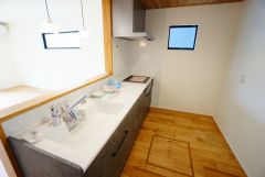 対面式キッチンなのでリビングにいるご家族とコミュニケーションを取りながら洗い物や、お料理が楽しめそうですね＾＾