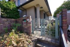 子どもやペットの飛び出しを防ぐ門扉付き。