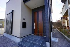 家の顔となる玄関扉がかっこいいと、たくさんの人を招き入れたくなりますね＾＾奥まって設置されており、雨にも濡れにくくなっています。