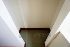 同仕様写真。ベビーカーや泥のついたおもちゃをしまうのに便利なスペースです。玄関周りをスッキリさせることが出来ます＾＾