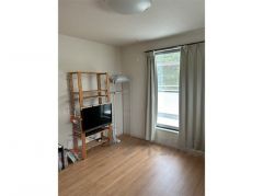 明るい洋室です。ナチュラル色のフローリングで開放的な優しい雰囲気になっています＾＾ベッドや机、ＴＶを置いてもゆとりのある広さです。