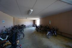 屋根付きの駐輪場で汚れにくいです。
