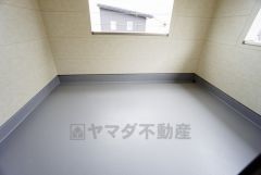 幅広のインナーバルコニーは急な雨から洗濯物を守りやすく、眩しすぎる日差しも和らげます。