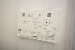 壁リモコンタイプのウォシュレット付き。すっきりした見た目で、トイレ奥の掃除もしやすいです。