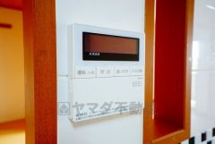 キッチン横からお湯張り、追い炊き、足し湯がボタン一つで楽々操作できる給湯機リモコンです。忙しい夕飯準備の時間帯に重宝しますね。