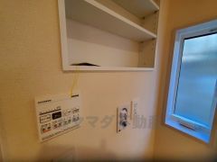 入浴後の水滴や湿気を排出し、カビの発生や臭いを抑制する暖房換気乾燥機付き。雨の日の洗濯物にも効果的です。