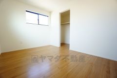 住む人のこだわりを活かす洋室。日当たりがよく、寝室としての利用もおすすめ。