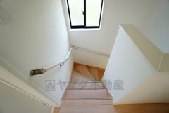 同仕様写真。小さなお子様やご高齢の方でも安心できる、手すり付き階段。段差も低めで設定されており、安全性にも優れています。