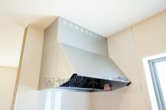 風量が弱・強と切替え可能なレンジフードが調理中の煙をしっかり吸い込みます。手元を照らすライト付きです。