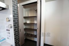 食品や飲料、調理器具を収納できるパントリー付き。週末に買いだめした食料を楽々収納できます。