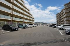 敷地内平面駐車場、月額8000円（空き有）。近隣駐車場もあるので、2台所有されている方にも安心です。詳しくはお問い合わせください＾＾