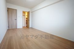 暖かい日差しが差し込む洋室。たっぷり収納できるクローゼット付きでお部屋の中をすっきりと快適に保てます。