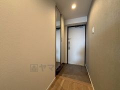 シューズボックスは全身鏡付きで、お出かけ前にコーディネートのチェックが出来ますね。