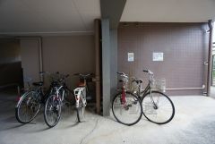 大切な自転車を守れるよう屋根付きの駐輪場確保。