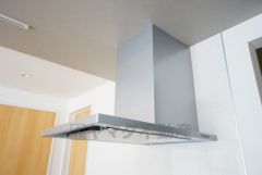 お手入れが簡単なスリム型レンジフードです。調理により発生する油煙や臭いを吸い込み、屋外へ排気してくれます。