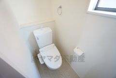 温水洗浄機付トイレです。節水機能もあるので、安心して使えますね。もちろん、1階2階の2ヶ所にトイレがあるので、忙しい朝にもゆとりができますね。