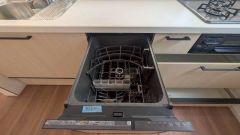 食事の後の手間を解消する食器洗い乾燥機付。冬場の洗い物で手荒れの悩みもなくなります。手洗いよりも節約できて便利。