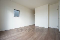 同仕様写真。暖かい日差しが差し込む洋室。たっぷり収納できるウォークインクローゼット付きでお部屋の中をすっきりと快適に保てます。