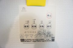 浴室暖房乾燥機付き。天候に左右されず、いつでも好きなときに洗濯物を干せるので、仕事や家事で忙しい方に重宝します。